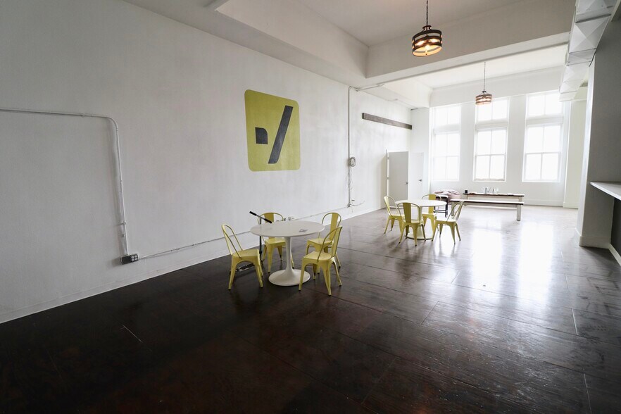 More Photos Of 2030-2036 Main St, Dallas Loft Creative Space For Lease