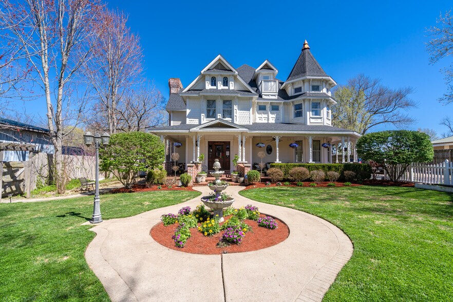 More Photos Of 306 N Main St, Bentonville Hospitality For Sale