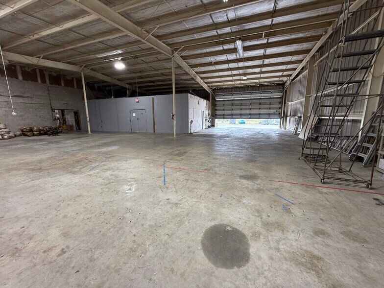 More Photos Of 1750 S Ronald Reagan Blvd, Altamonte Springs Warehouse For Lease