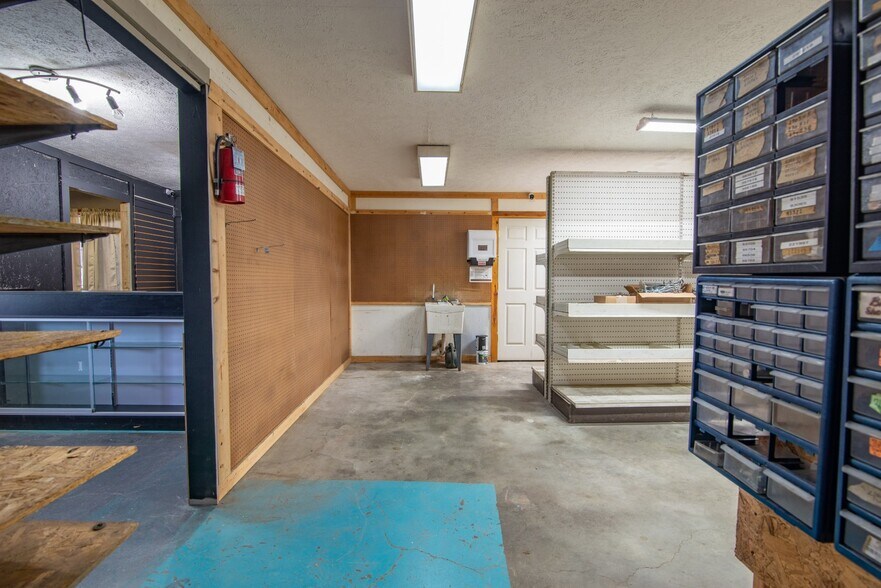 More Photos Of 641 Highland Ave, Vine Grove Freestanding For Sale