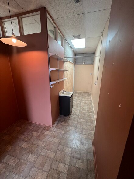 More Photos Of 548 Boul Laval, Laval General Retail For Lease