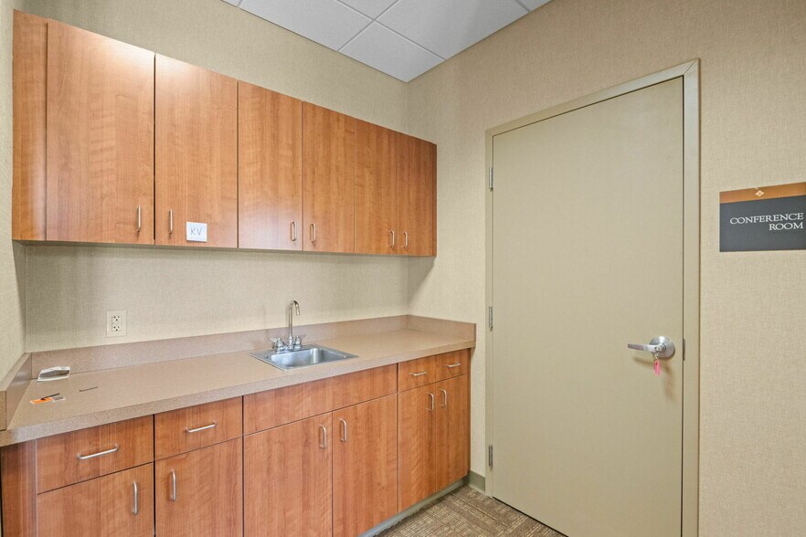 More Photos Of 326 Partnership Pky, Maryville Loft Creative Space For Sale
