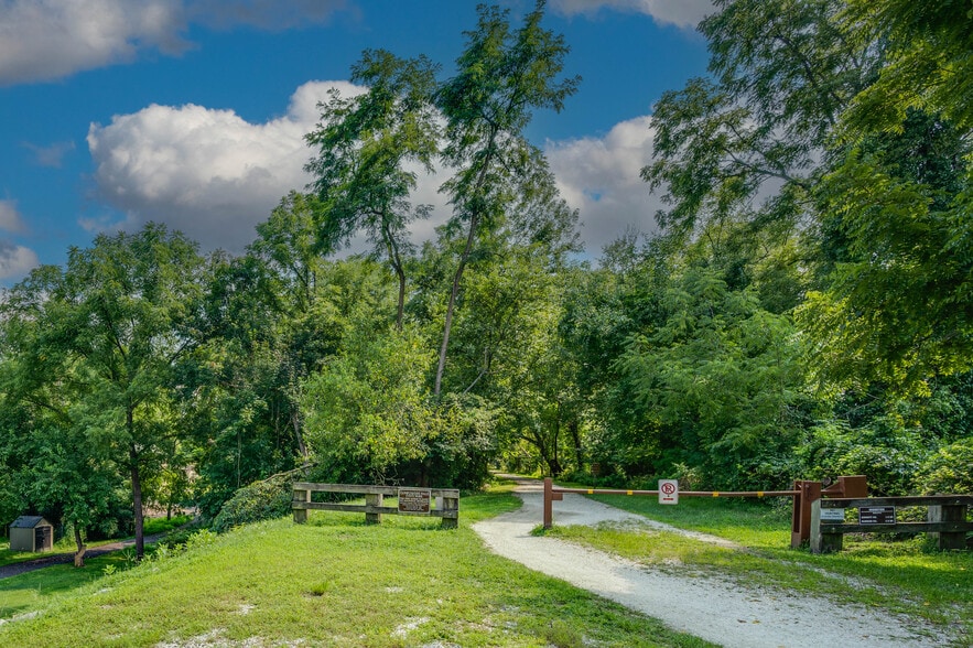 More Photos Of 1901 Monkton Rd, Monkton Storefront Retail Office For Sale