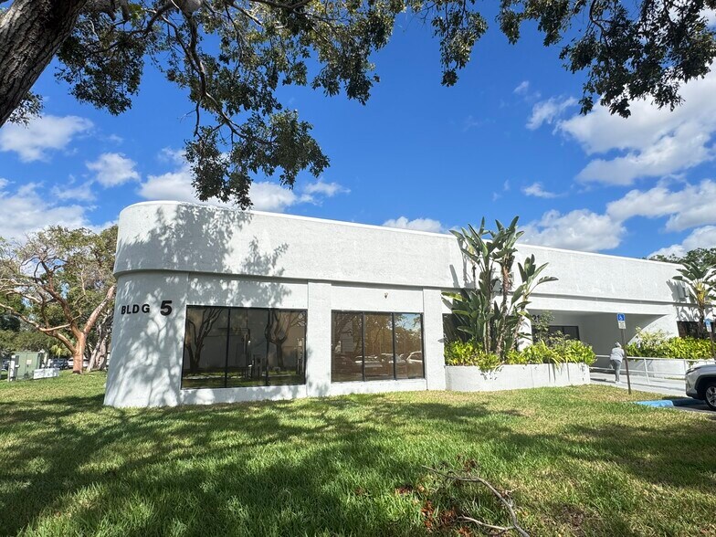 More Photos Of 9210 Sunset Dr, Miami Office For Lease