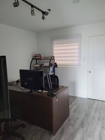 More Photos Of 10 Rue Gaston-Dumoulin, Blainville Light Distribution For Lease