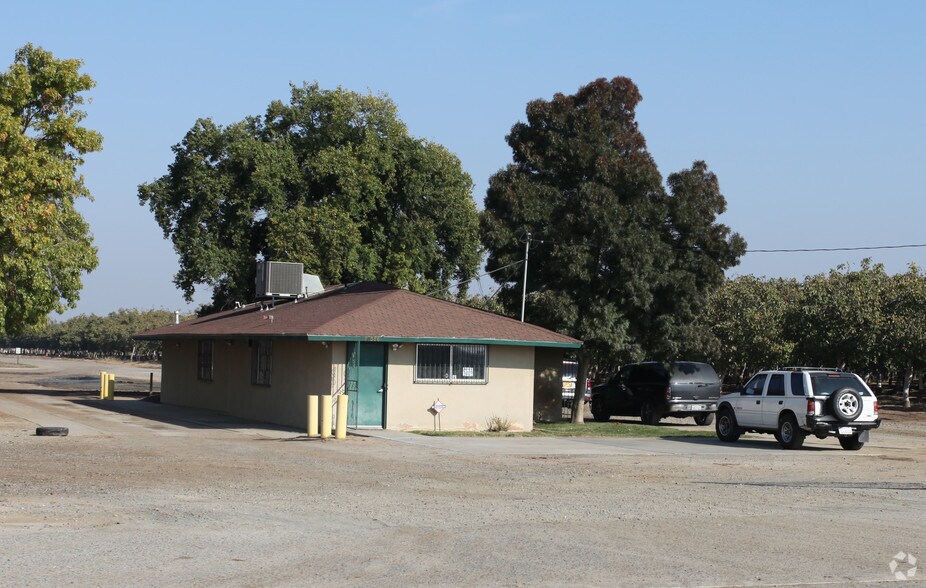 More Photos Of 10386 Iona Ave, Hanford Service For Sale