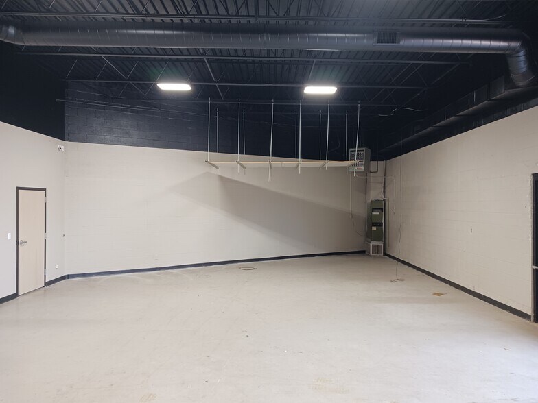 More Photos Of 4229 Royal Ave, Oklahoma City Flex For Lease