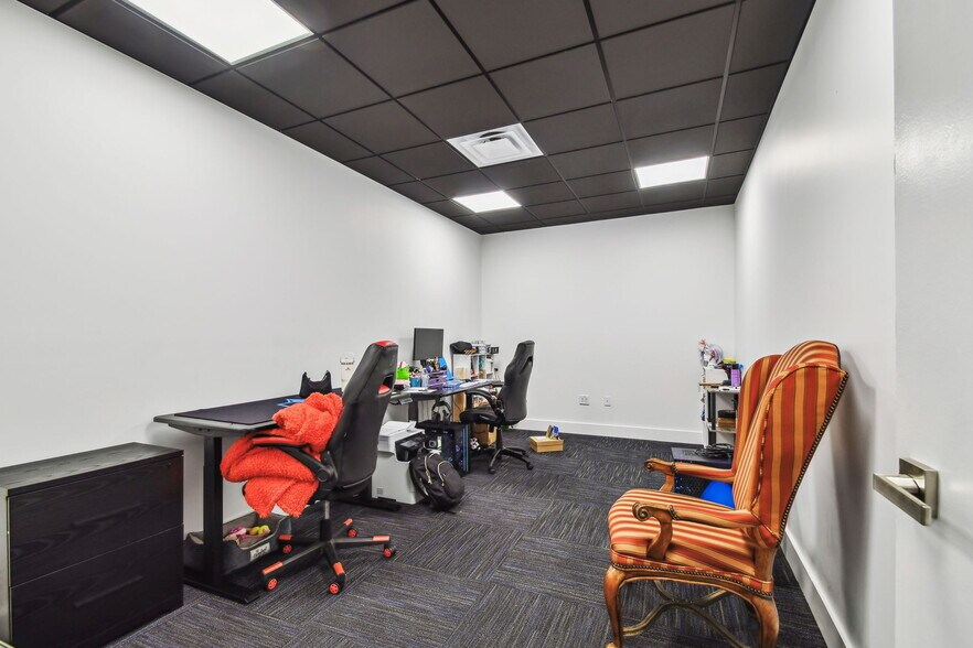More Photos Of 14915 N Nebraska Ave, Tampa Showroom For Sale