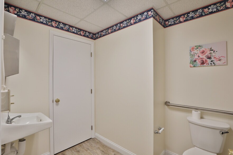 More Photos Of 1600 Sheridan Dr, Lancaster Medical For Sale
