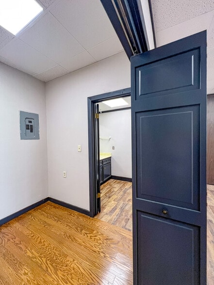 More Photos Of 1685 E Washington Ave, Navasota Office For Lease