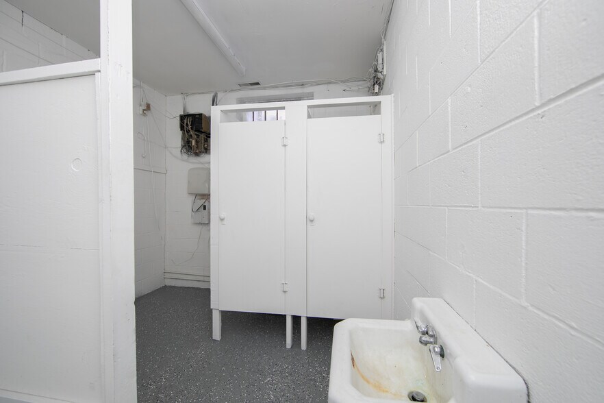 More Photos Of 717 Creek Rd, Bellmawr Manufacturing For Lease