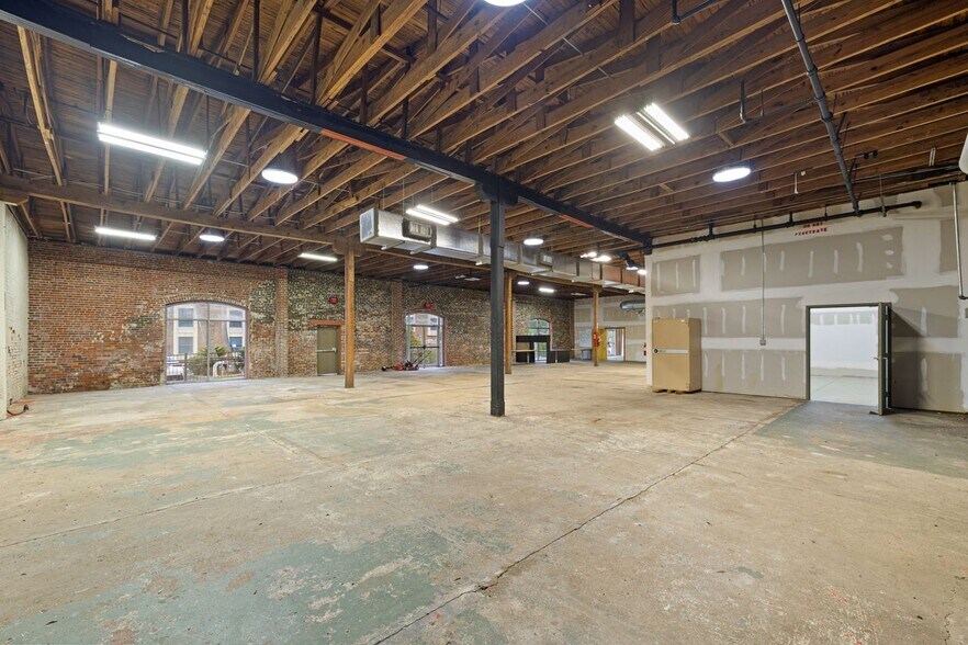 More Photos Of 214 E Garden St, Pensacola Storefront Retail Office For Lease