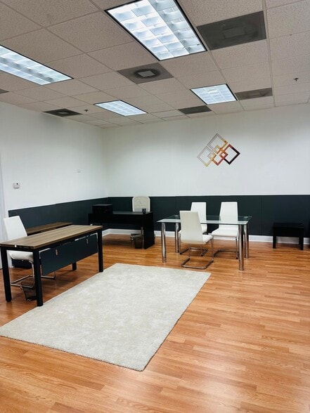 More Photos Of 7901 Kingspointe Pky, Orlando Showroom For Sale