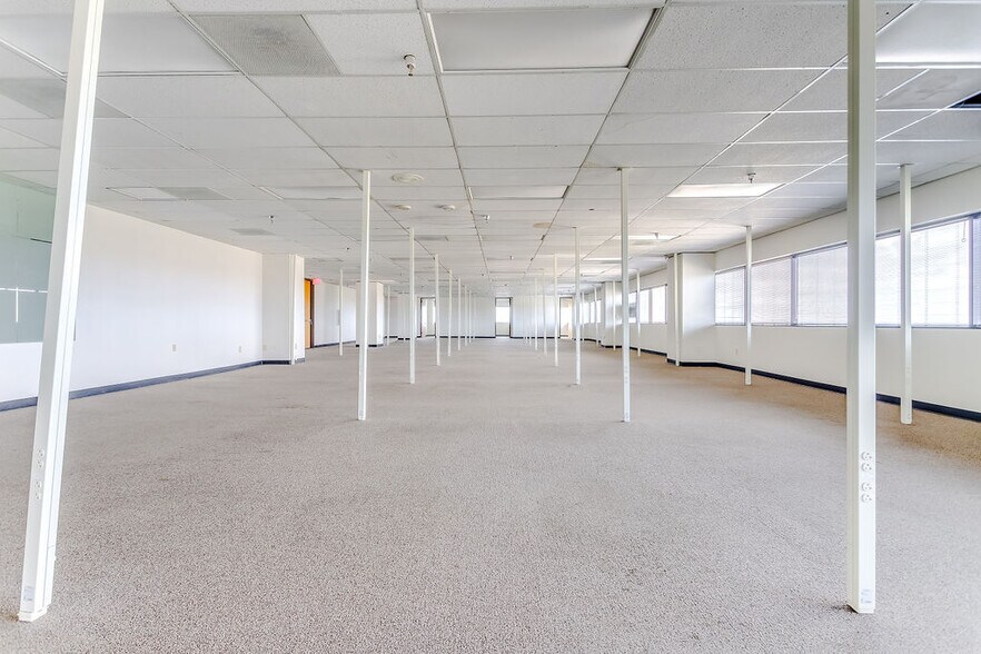 More Photos Of 2350 Valley View Ln, Dallas Loft Creative Space For Lease