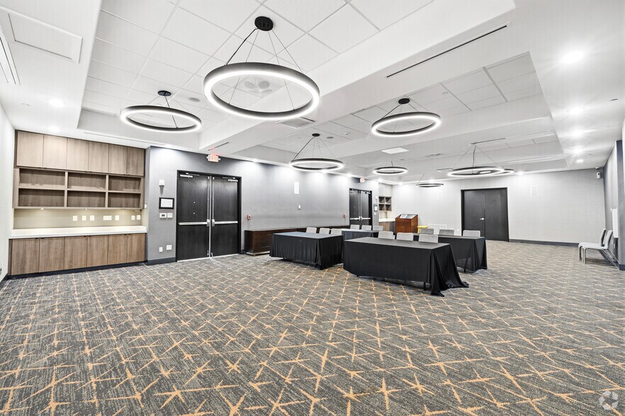 More Photos Of 300 E Central Texas Expy, Killeen Hotel For Sale