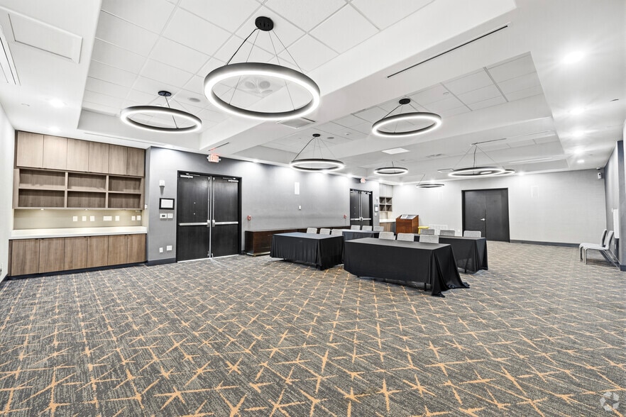 More Photos Of 300 E Central Texas Expy, Killeen Hotel For Sale