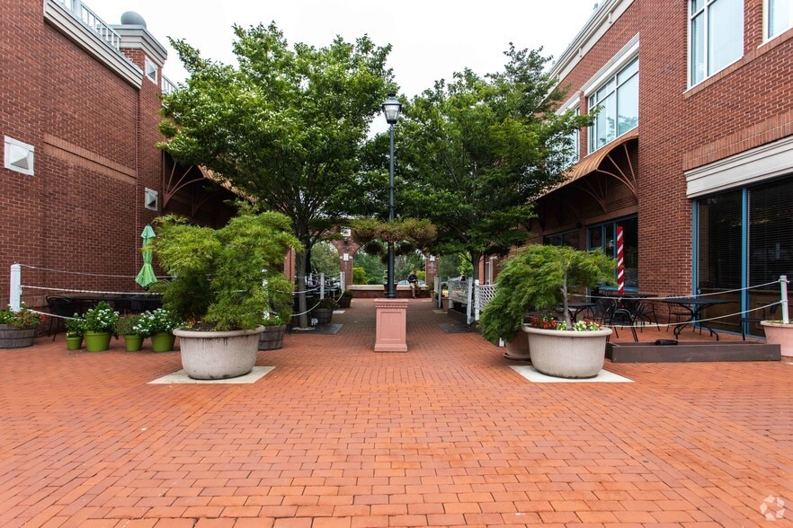More Photos Of 44110 Ashburn Shopping Plz, Ashburn General Retail For Lease