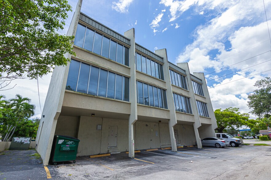 More Photos Of 5555 Hollywood Blvd, Hollywood Medical For Lease