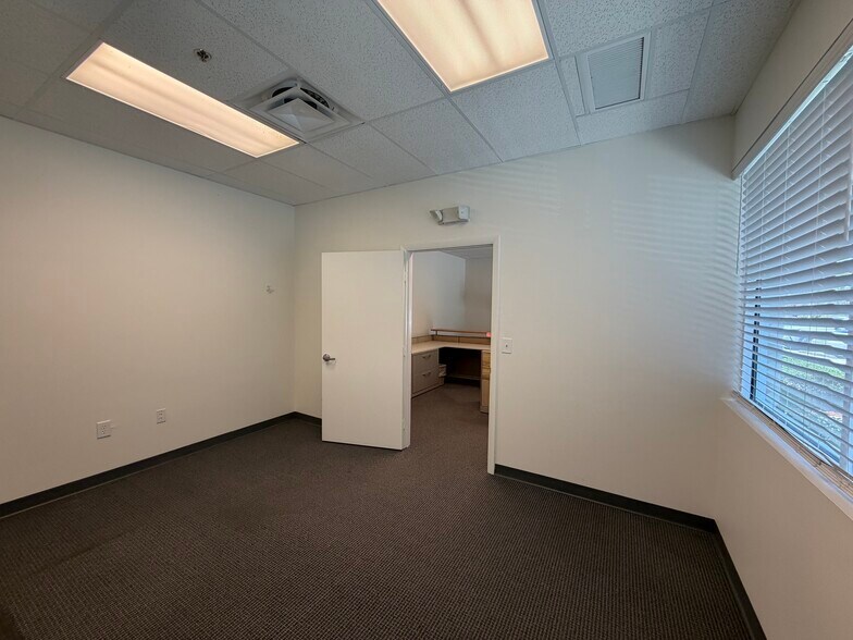 More Photos Of 575 NW Mercantile Pl, Port Saint Lucie Warehouse For Lease