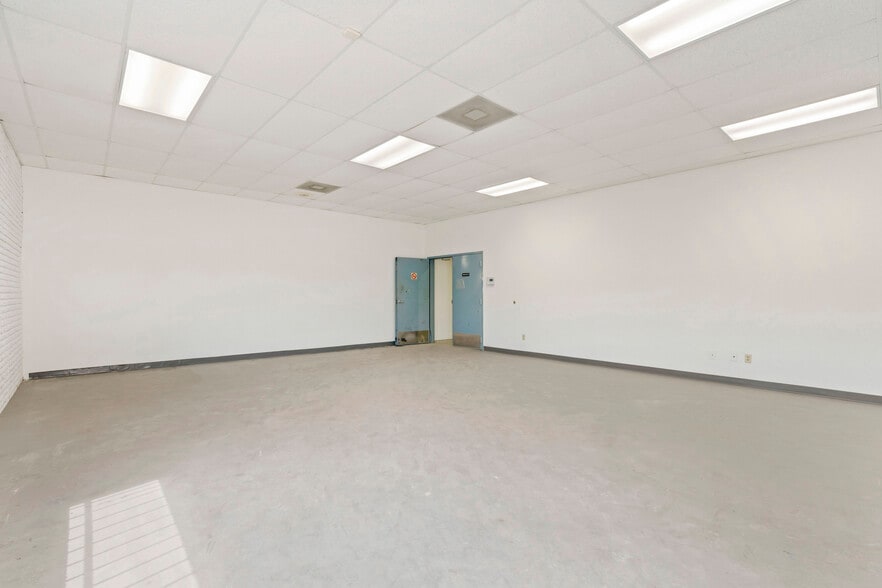 More Photos Of 1350-1390 N Colorado St, San Antonio Showroom For Lease