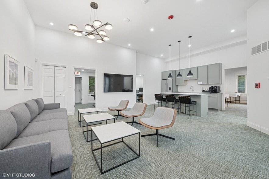 More Photos Of 915 N Milwaukee Ave, Libertyville Office For Sale