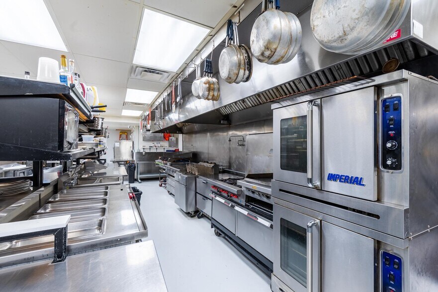 More Photos Of 117 Pine St, Pinedale Restaurant For Sale