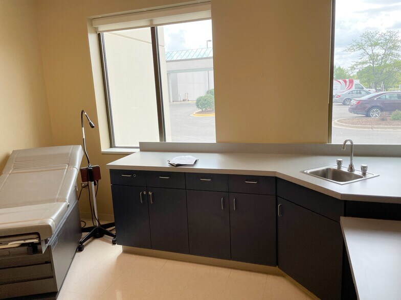 More Photos Of 3703 Doty Rd, Woodstock Medical For Lease