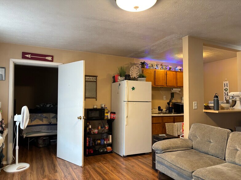 More Photos Of 206 W Main St, Mc Arthur Flex For Sale