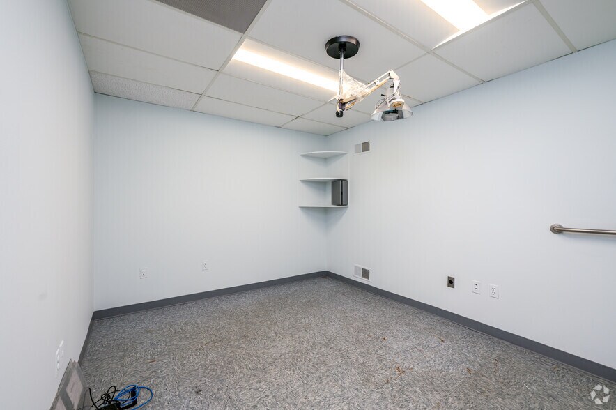 More Photos Of 5602-5654 Shields Dr, Bethesda Medical For Lease