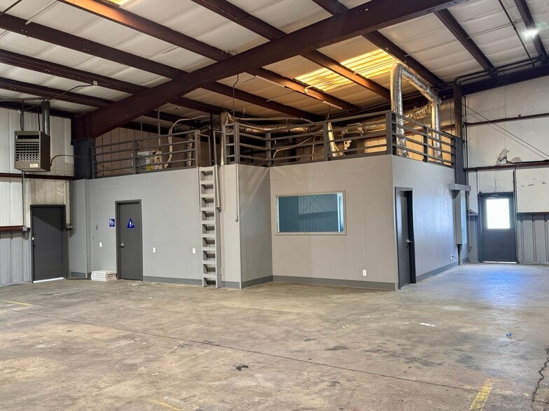 More Photos Of 4321 S Chestnut Ave, Fresno Warehouse For Lease