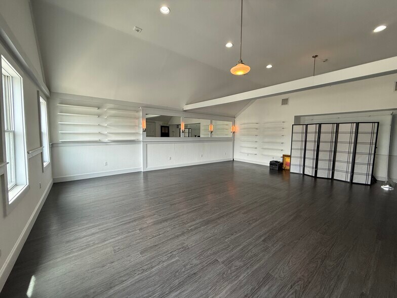 More Photos Of 18 Park St, Andover Bar For Lease