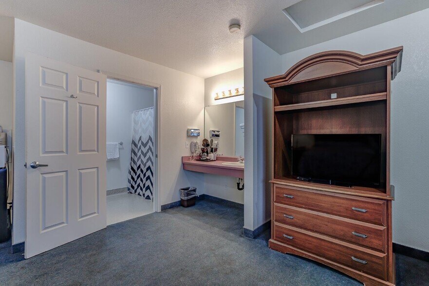 More Photos Of 718 Main St, Weaverville Hotel For Sale