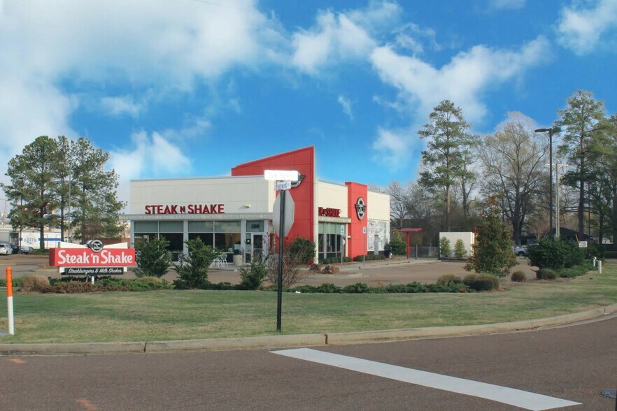 More Photos Of 300 Riverwind Dr, Pearl Restaurant For Sale