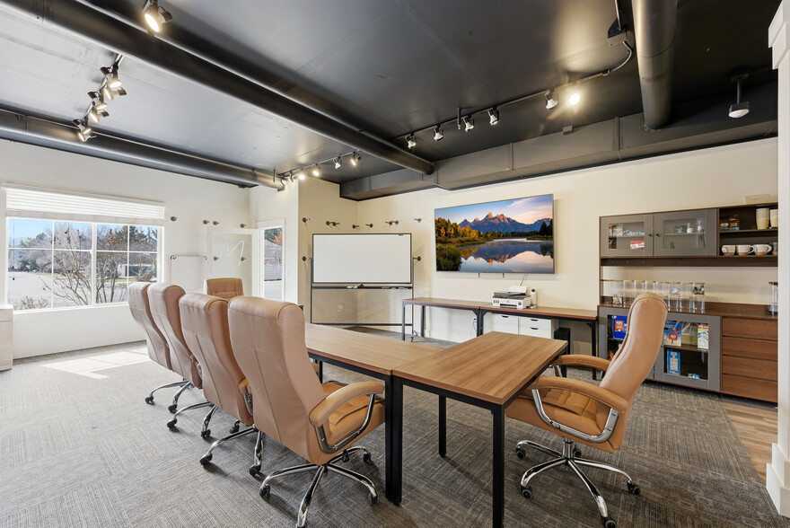 More Photos Of 695 E Main St, Midway Storefront Retail Office For Lease