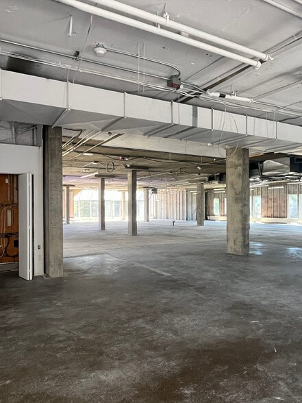 More Photos Of 601 17th Ave SW, Calgary Restaurant For Lease