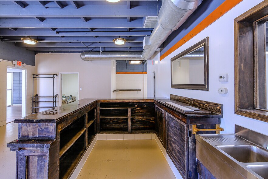 More Photos Of 227 W Maple Ave, Monrovia Manufacturing For Lease
