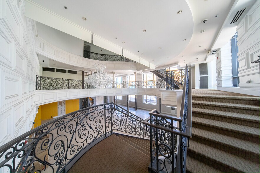 More Photos Of 400 S Main St, Royal Oak Storefront Retail Office For Sale