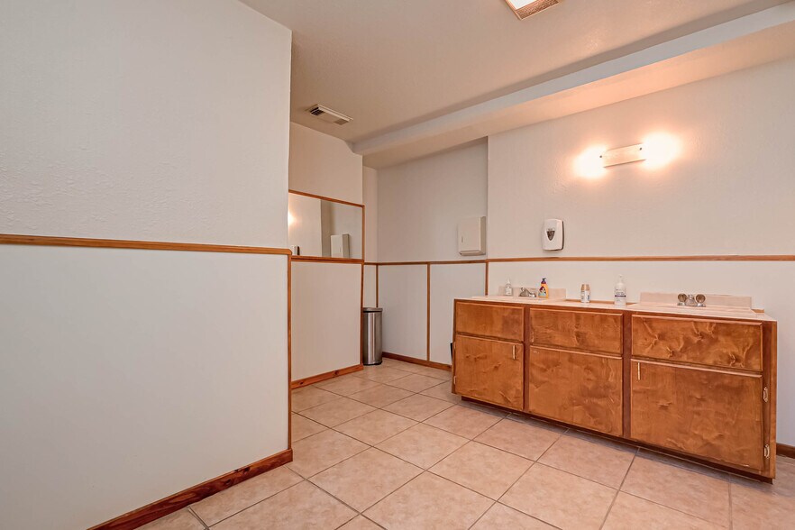 More Photos Of 3402 Amanda Ln, Houston Flex For Sale