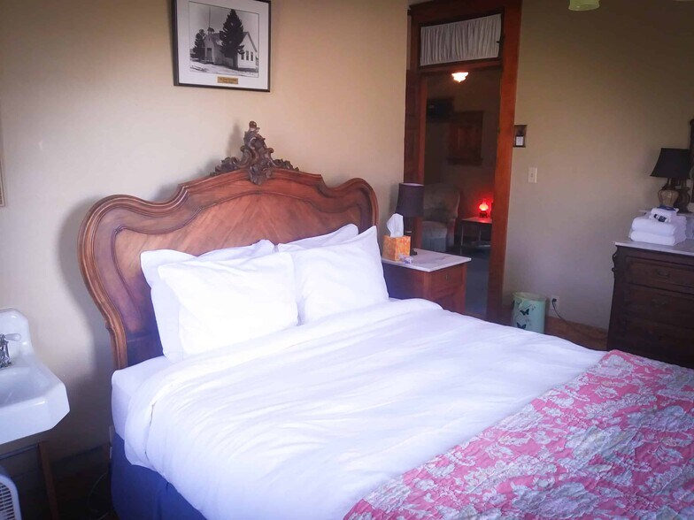 More Photos Of 40 SE Heimrich St, Dufur Hotel For Sale