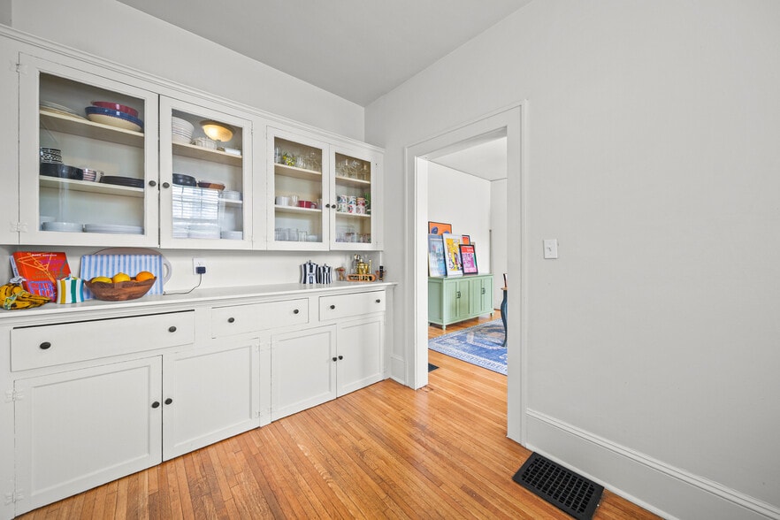 More Photos Of 610 Hawthorne Ln, Charlotte Office Residential For Sale