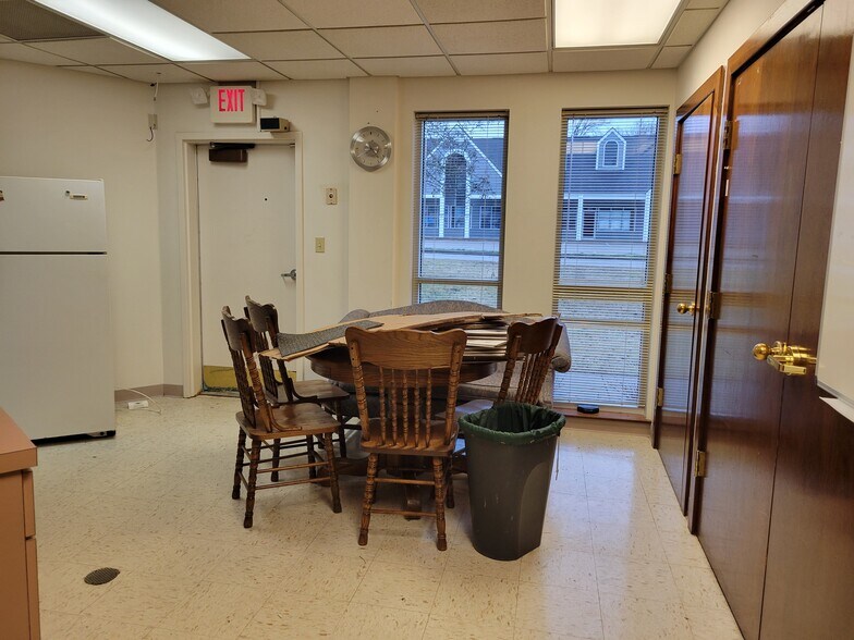 More Photos Of 2659 Charlestown Rd, New Albany Bank For Lease