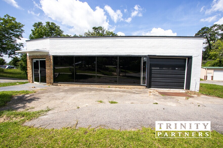 More Photos Of 3619 N Main St, Columbia Light Distribution For Sale