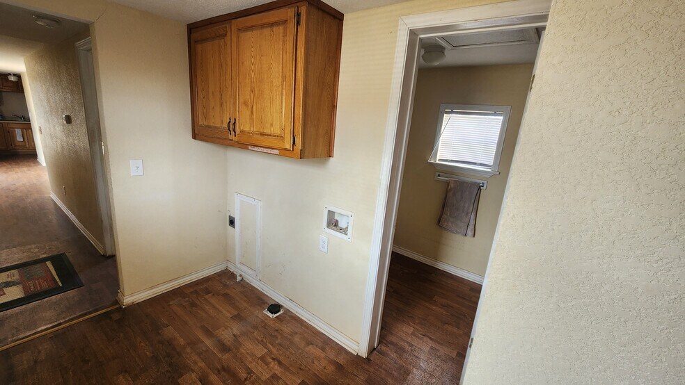 More Photos Of 200 E Olive St, Holliday Freestanding For Lease