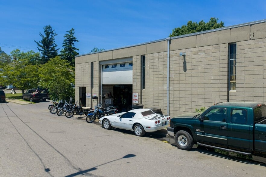 More Photos Of 919 Main St, Clinton Warehouse For Sale