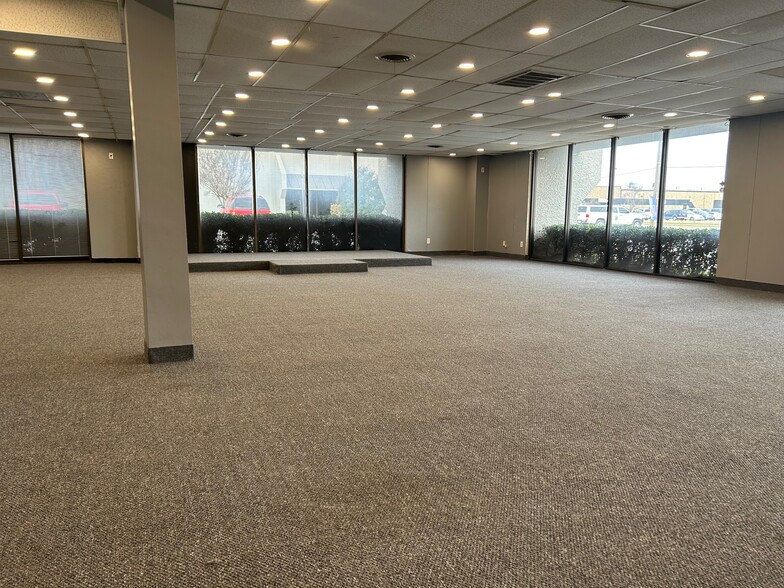 More Photos Of 2734 W Kingsley Rd, Garland Light Distribution For Lease