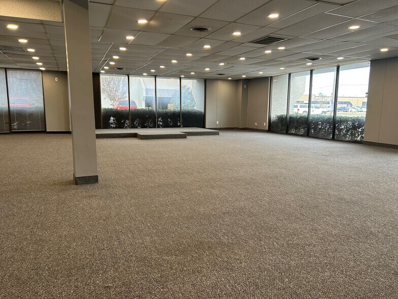 More Photos Of 2734 W Kingsley Rd, Garland Light Distribution For Lease