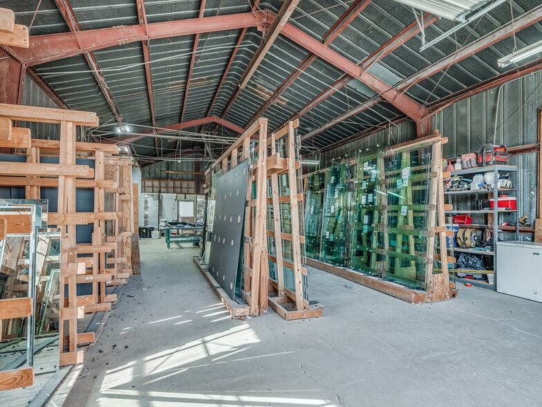 More Photos Of 3730-3732 N MacArthur Blvd, Warr Acres Showroom For Lease