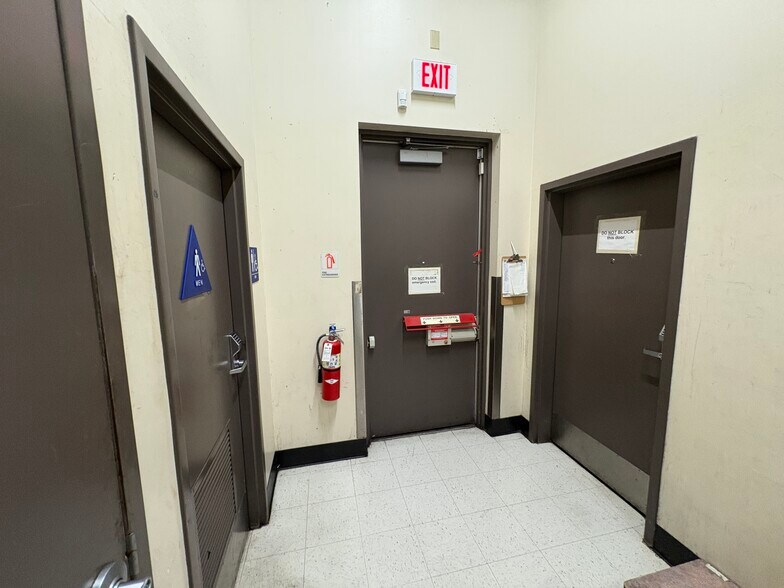 More Photos Of 14250 Prairie Ave, Hawthorne Freestanding For Lease