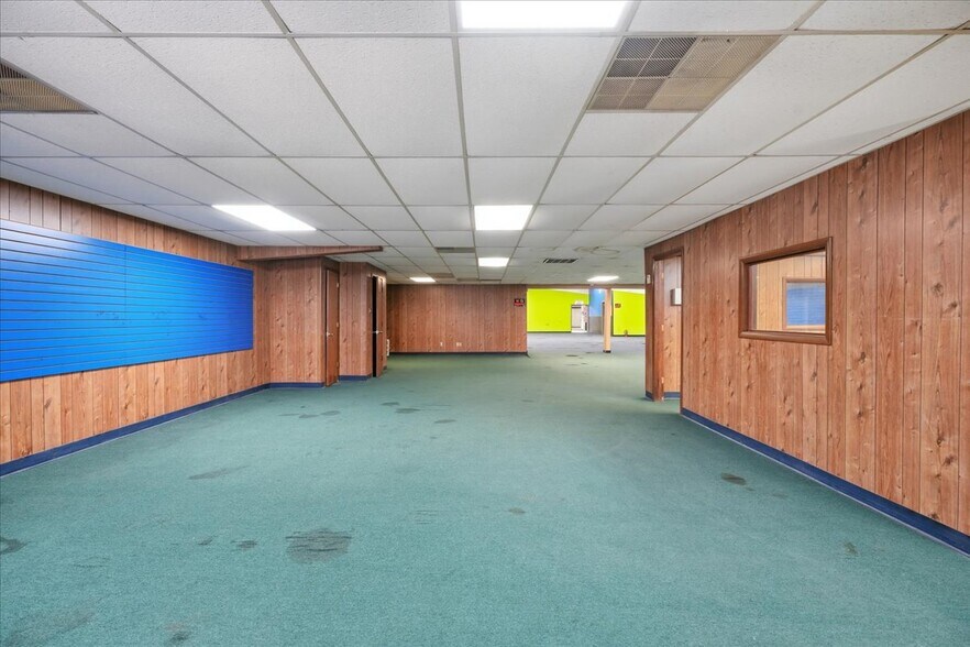 More Photos Of 3118 E Slaton Hwy, Lubbock Showroom For Sale