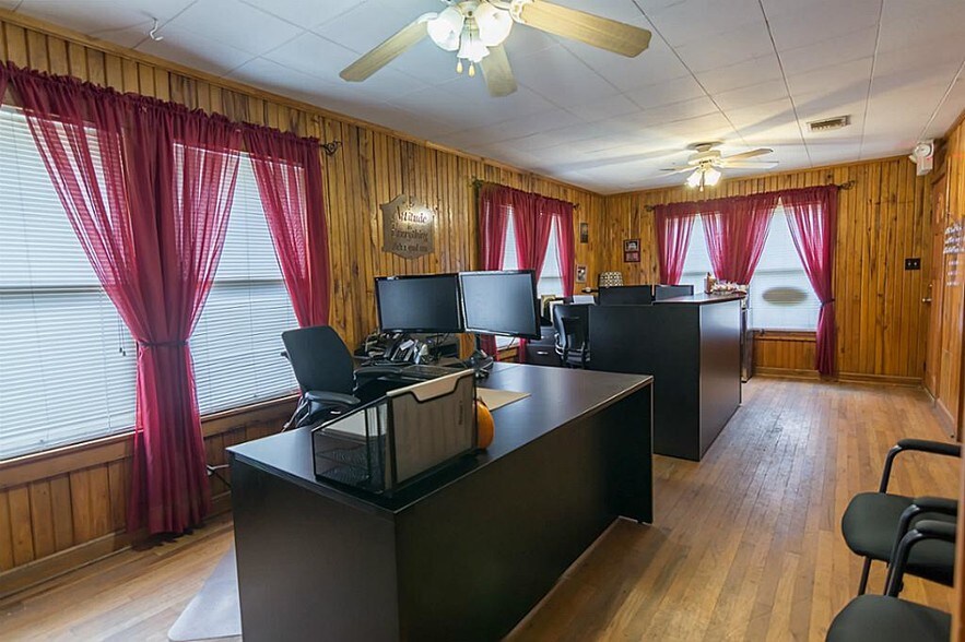 More Photos Of 207 W Montgomery St, Willis Office For Lease